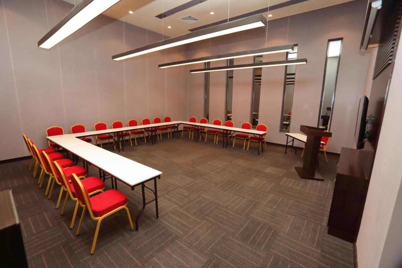 The Green Park 加济安泰普 外观 照片 A typical meeting room