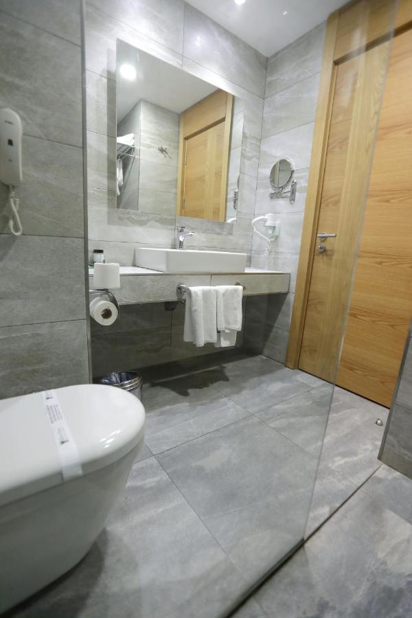 The Green Park 加济安泰普 外观 照片 Bathroom in a hotel
